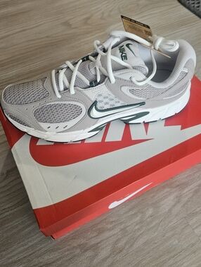 Nike White & Dark Green Mesh Running Sneakers